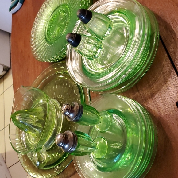 Vintage Uranium Green Glass Shaker Set - Picture 7 of 7